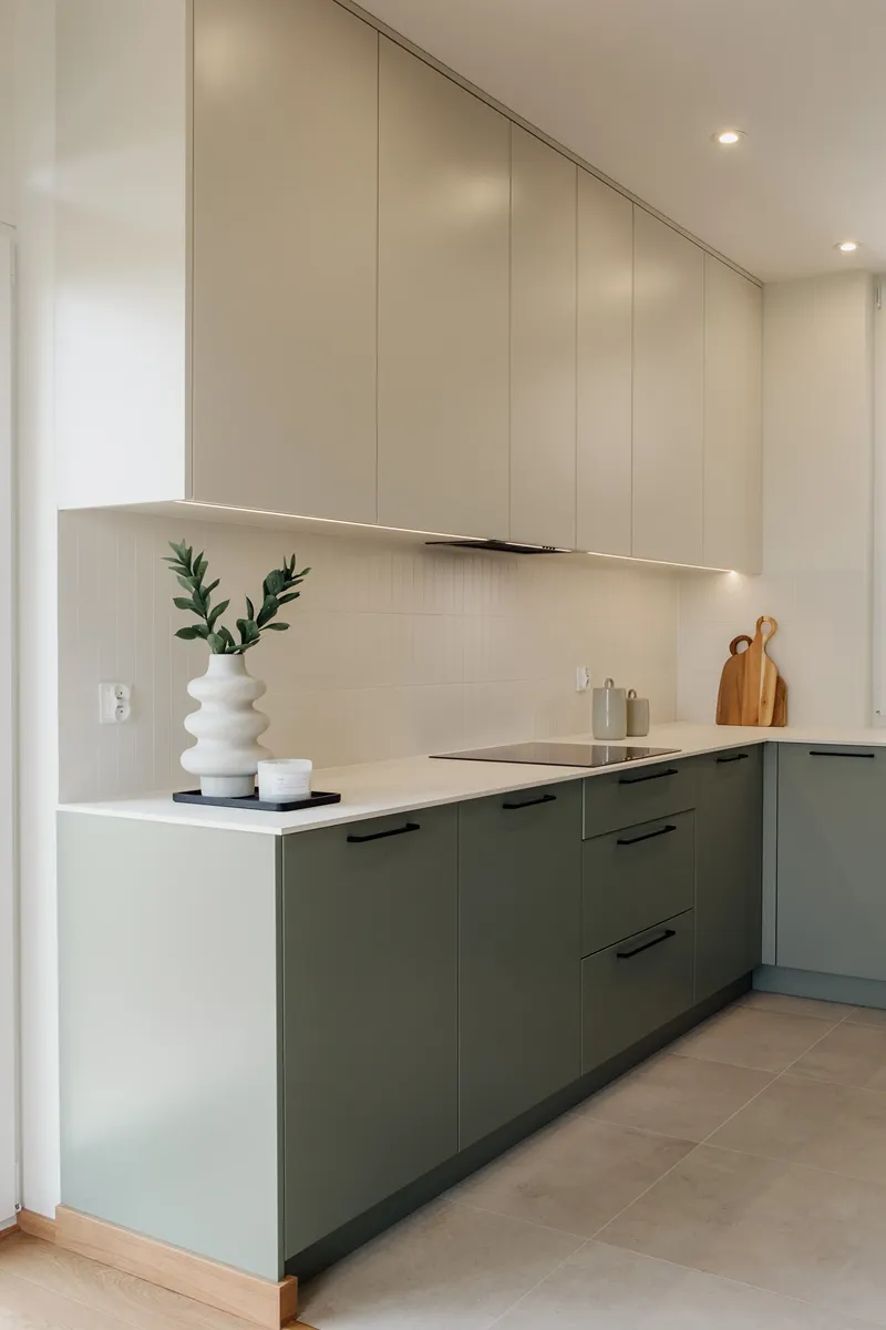 Zielona pastelowa kuchnia z cegiałką